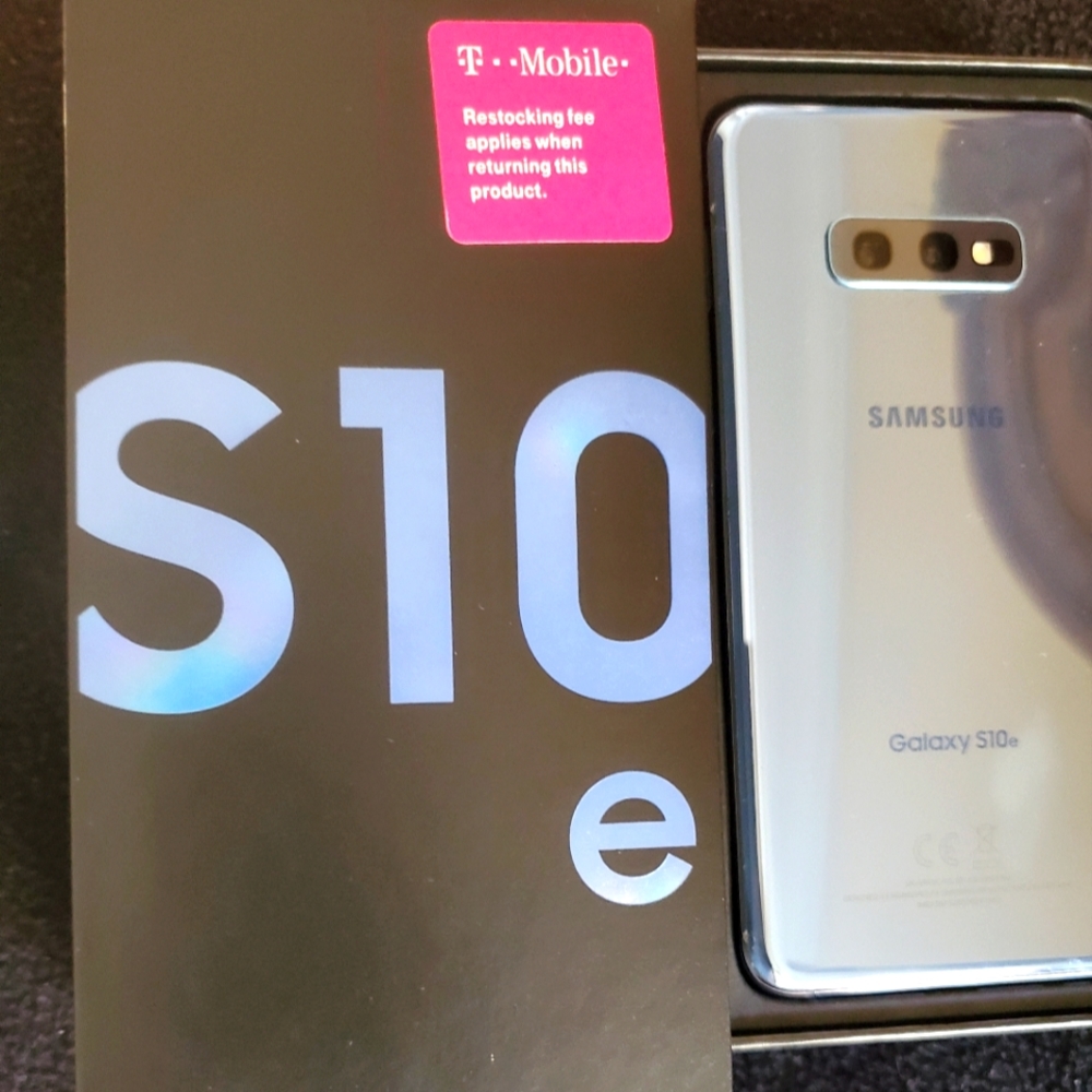 (Unlocked) NO SCRATCHES, NO DENTS LOOKS GREAT! SAMSUNG S10 E / 128G